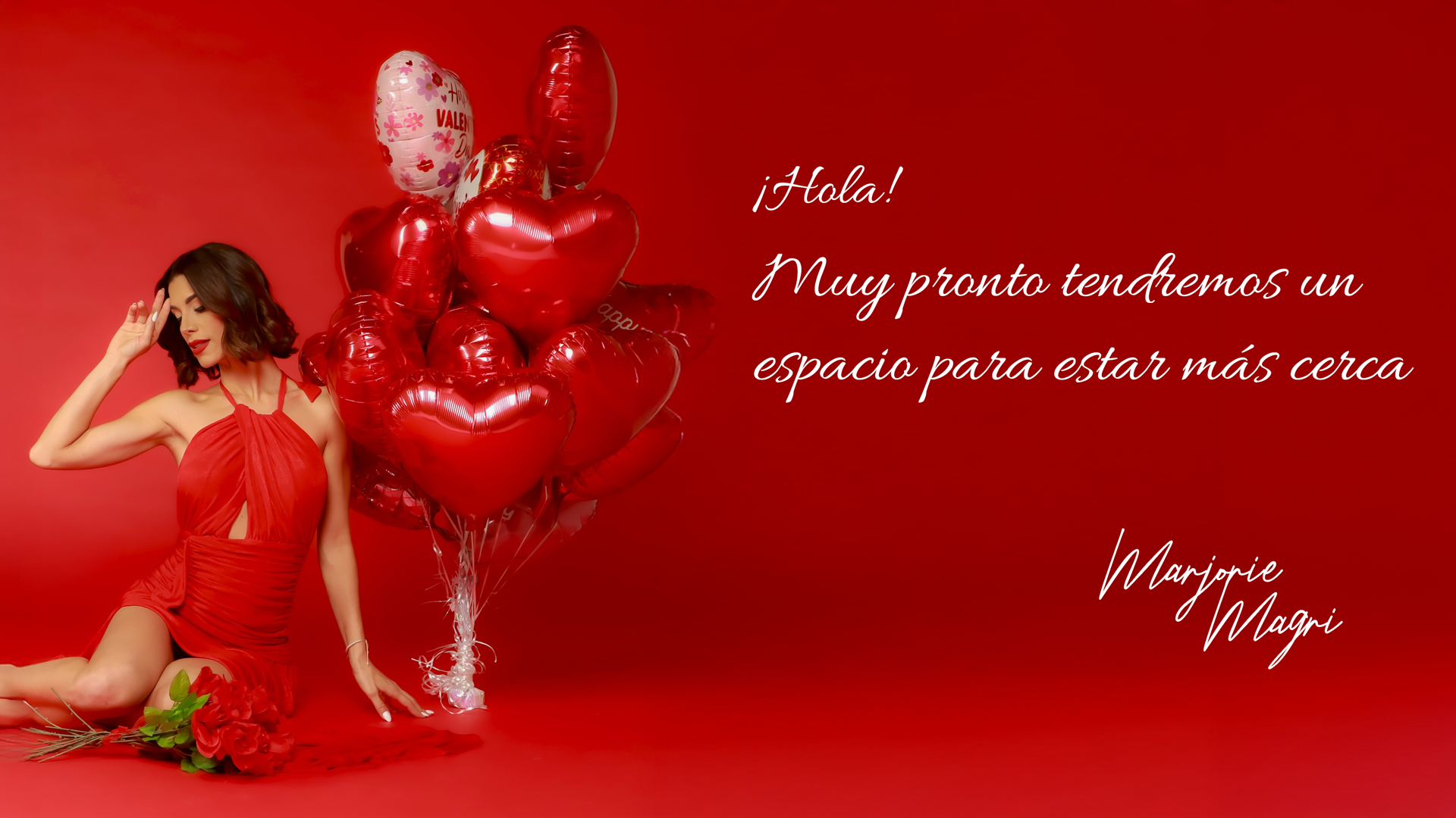 Mujer con vestido rojo, en fondo rojo y con globos de corazones color rojo. Marjorie Magri